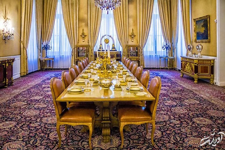 تالار غذاخوری کاخ سعد آباد با تزئینات زیبا و پردههای بلند